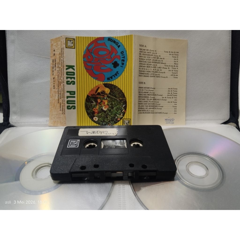 kaset pita KOES PLUS bunga di tepi jalan