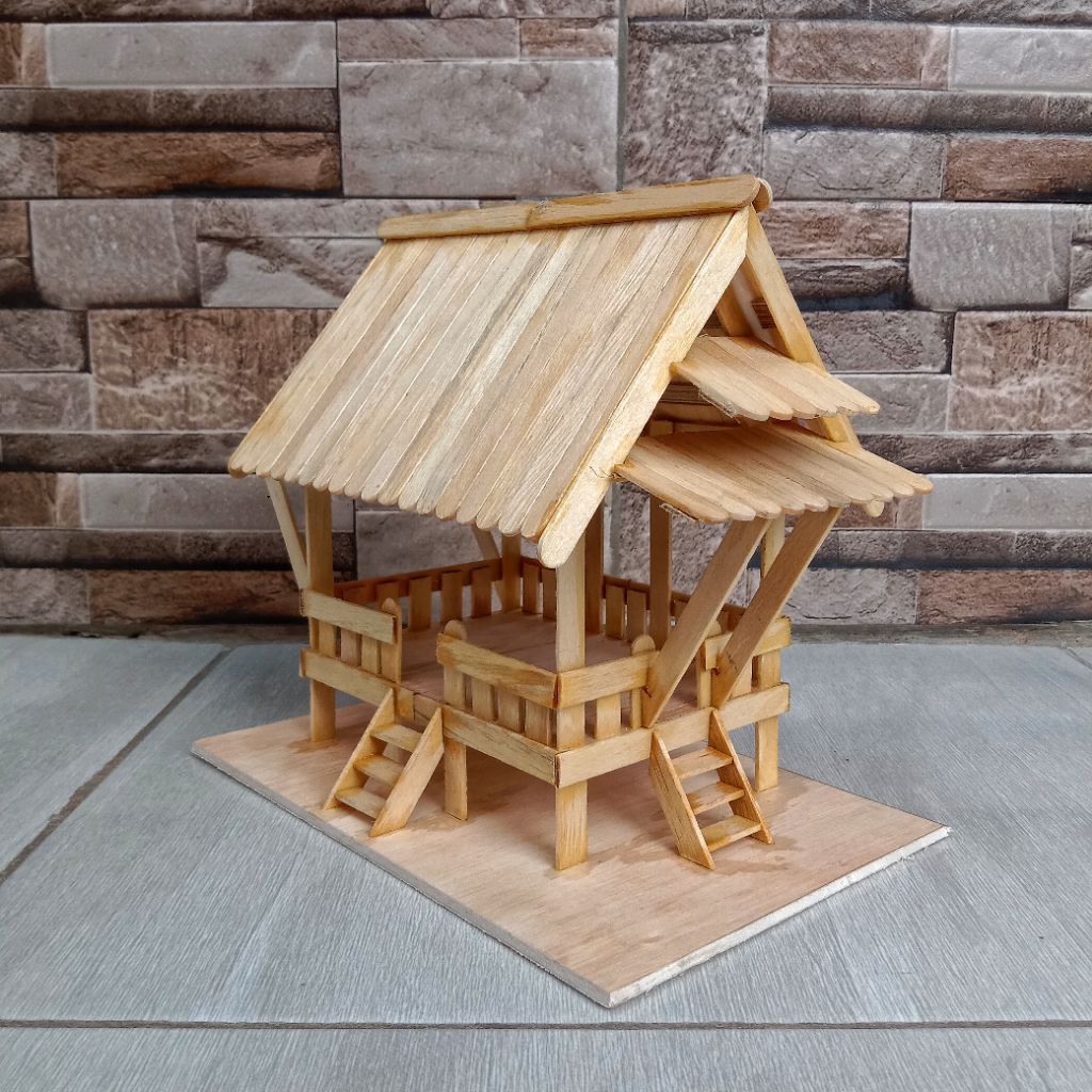 RUMAH ADAT MINIATUR BAILEO KHAS PROVINSI MALUKU UTARA