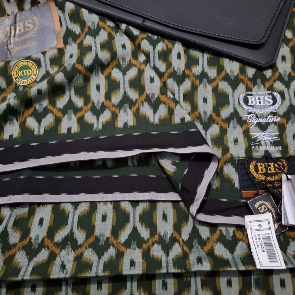 Sarung BHS Signature KTD Gold Warna Hijau Lawas Sutra Spunsilk Mercerized Jahit Tengah ATBM Limited 