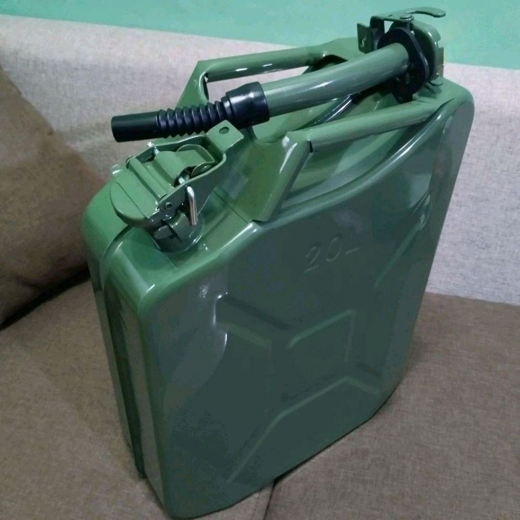 Jerigen Besi 20 Liter + Corong Model Tutup Klip | Jerigen Bensin Solar 20L | Jerry Can 20Liter