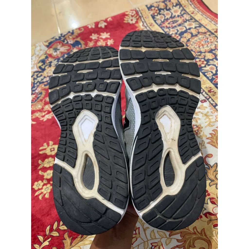sepatu olahraga abu size 46.5