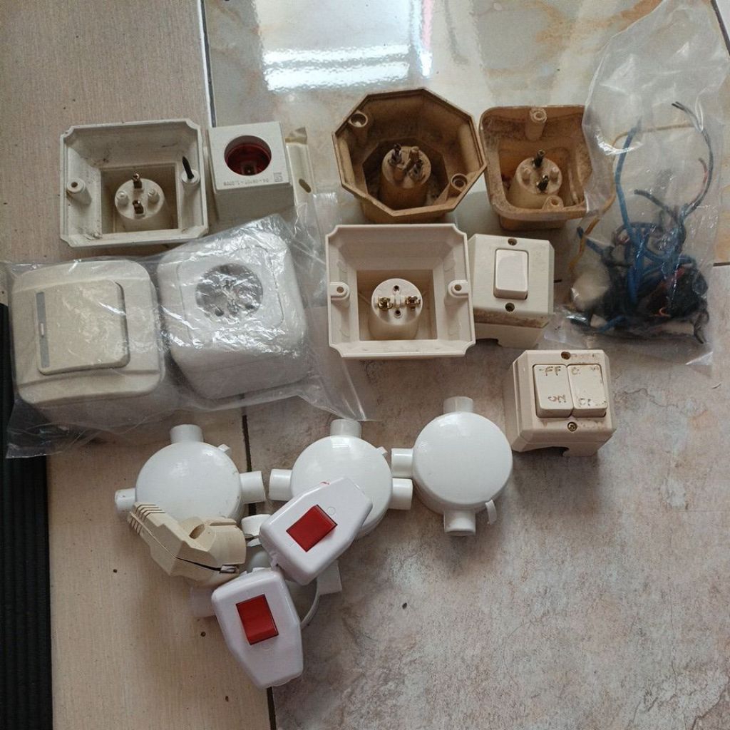 DUDUKAN LAMPU FITTING LAMPU SAKLAR ON OFF STOP KONTAK T DUS PRETELAN BEKAS KELISTRIKAN SECOND