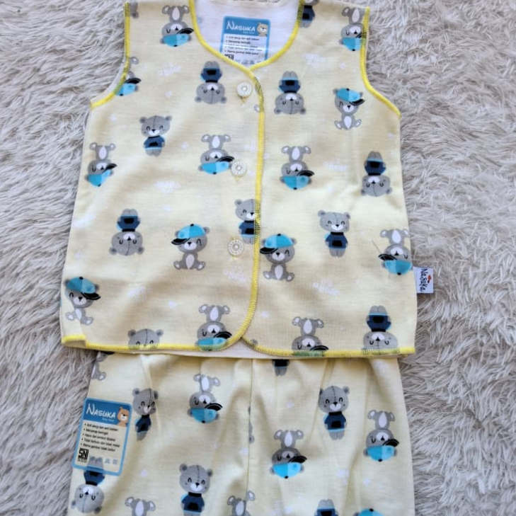 Setelan baju bayi brand Nasuka Baby Wear dengan desain yang simpel