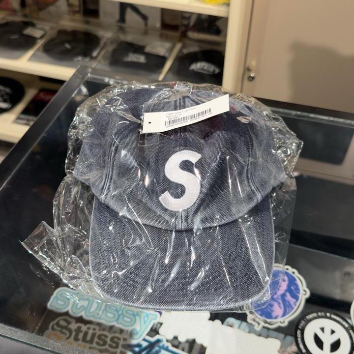 SUPREME - LOGO S 6 PANEL CAP SS26 NAVY WASHED