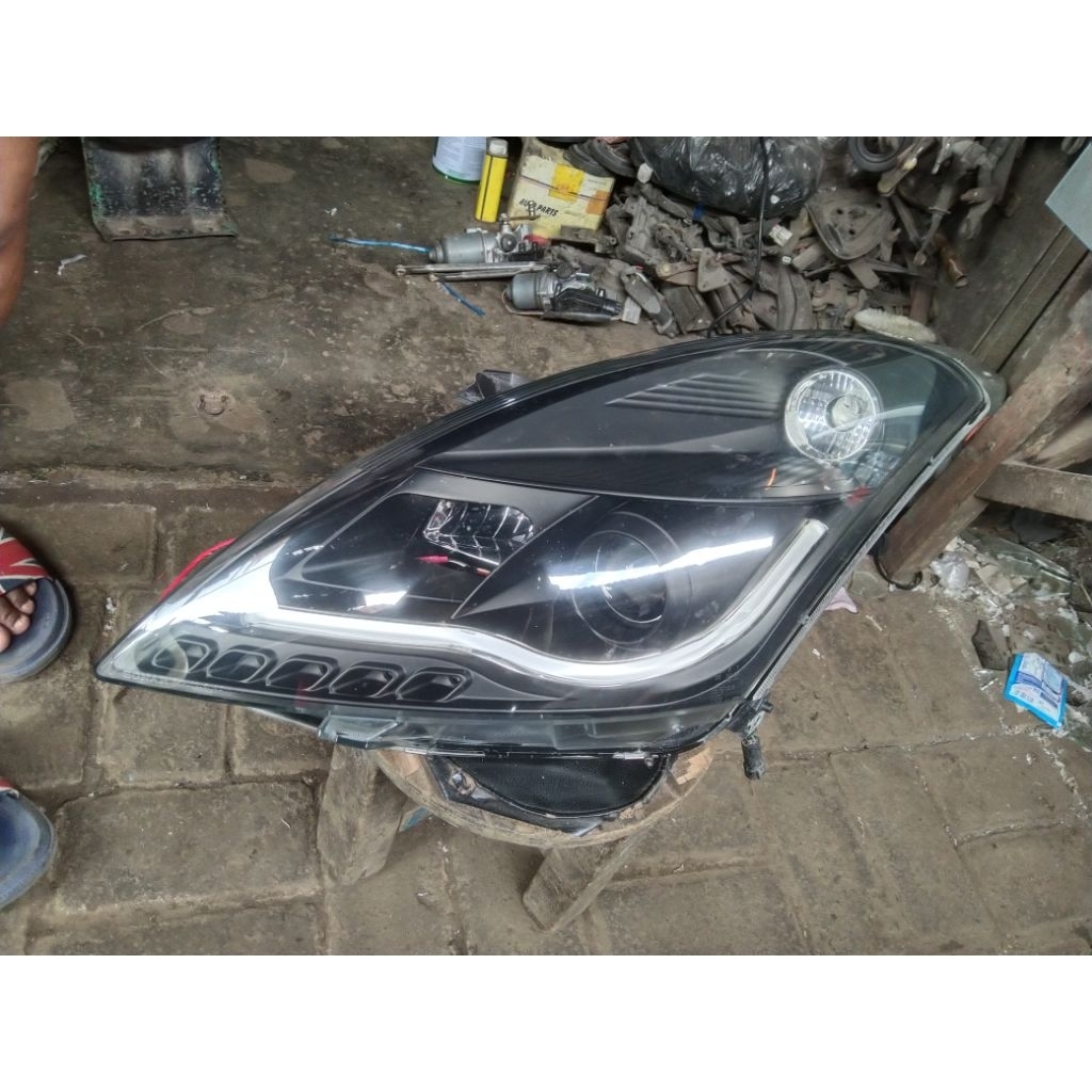 Headlamp suzuki swift GS variasi sebelah kiri.