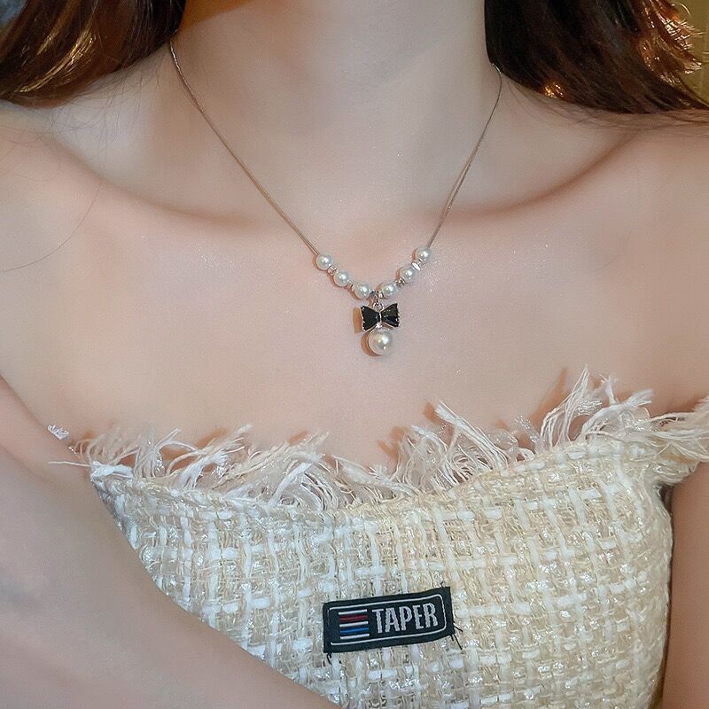 Kalung dengan Mutiara , Pita Hitam, & Liontin