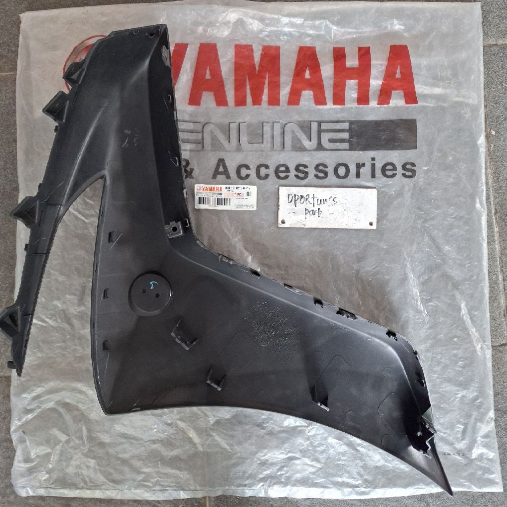 Legshield sayap luar kanan hitam doff lexi | B3F-F8312-00-P5