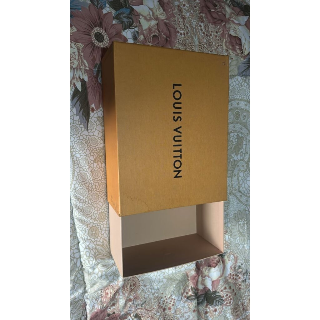 Box LV authentic 33*26*13 cm Excellent