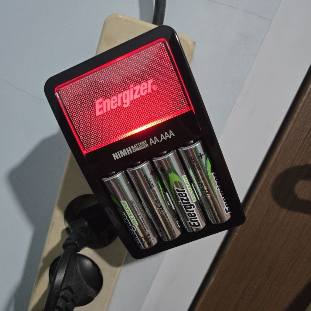 charger battery Energizer + 4 buah batre 2000mah cocok untuk Tamiya
