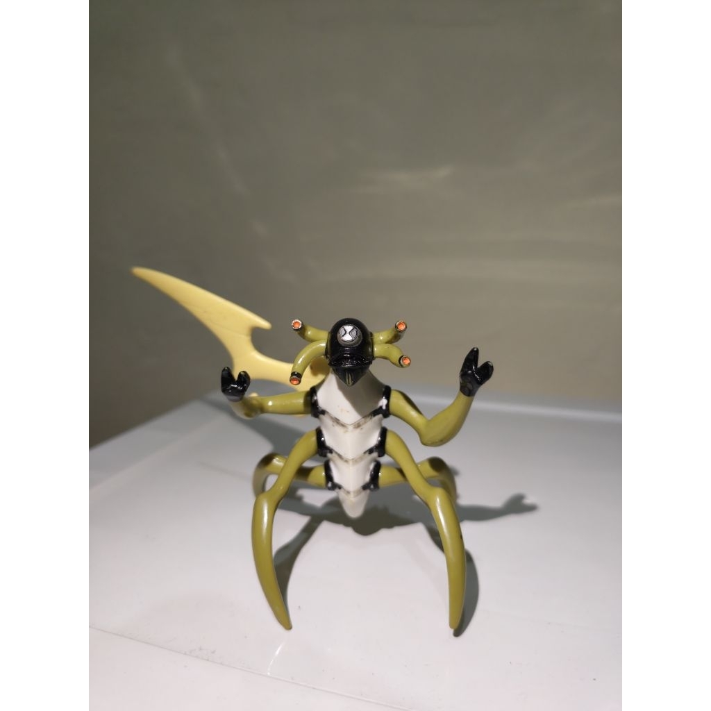 figure ben 10 stinkfly original Bandai