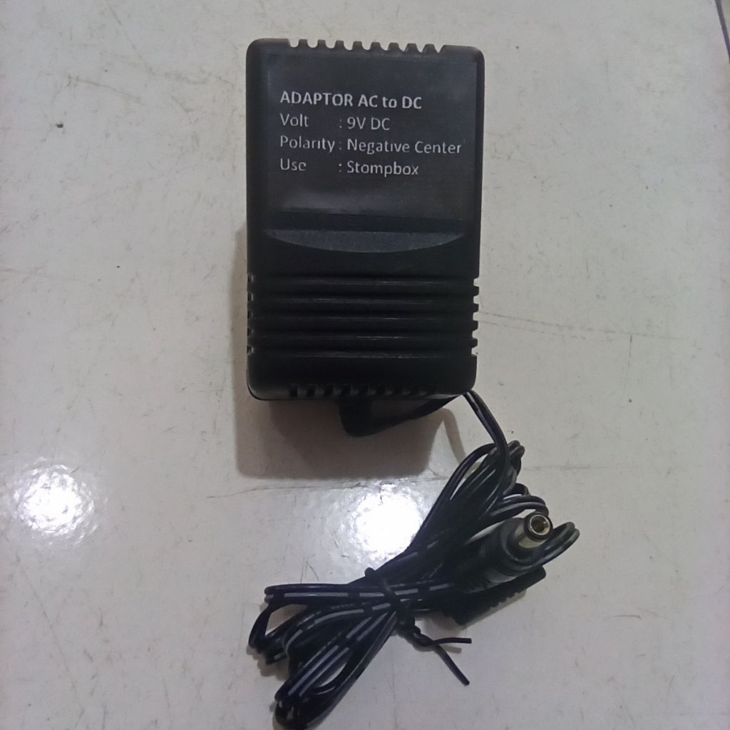 ADAPTOR 9 Volt DC Negative Center untuk efek stompbox atau sejenisnya
