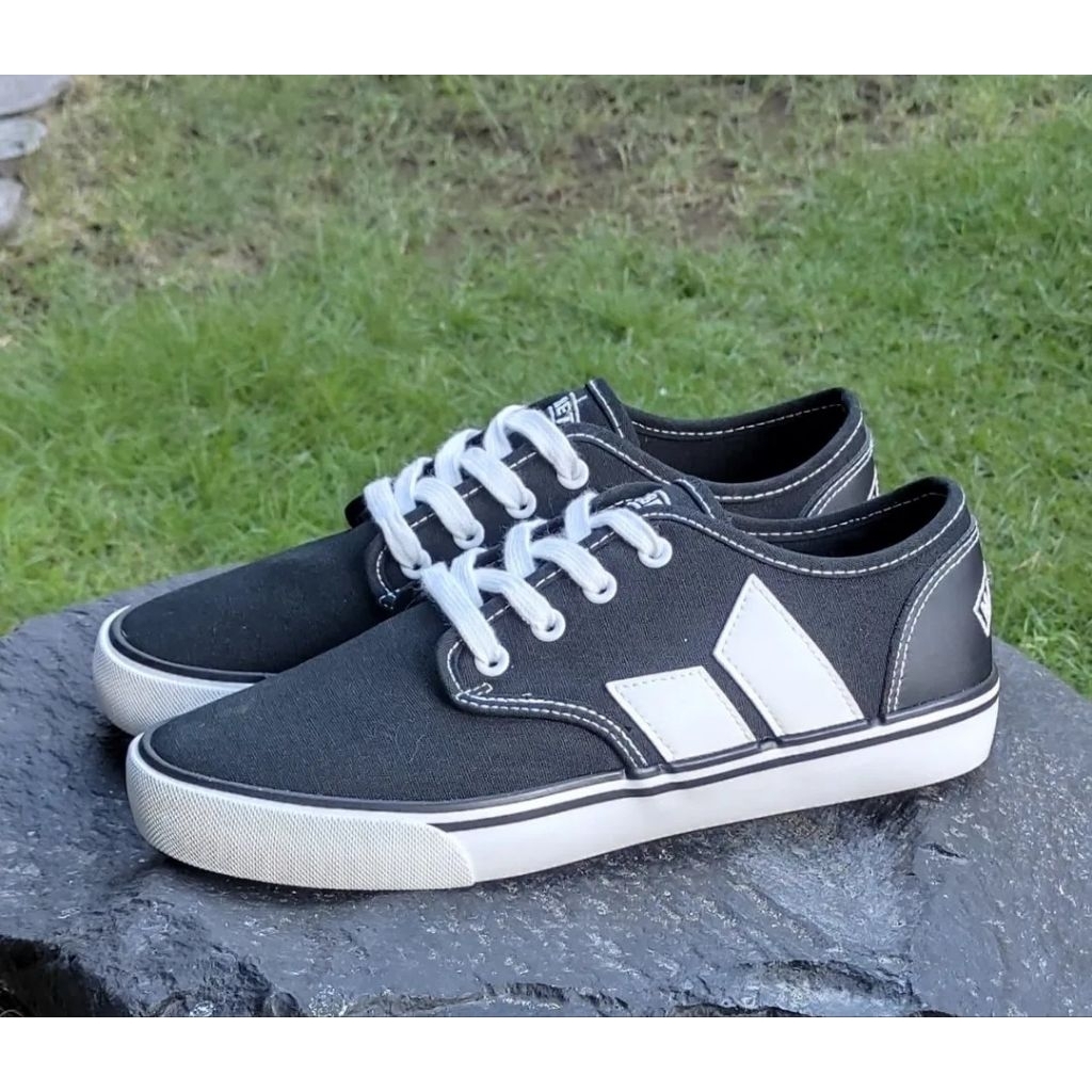 Macbeth Langley Black White NEW (39 fit 40)