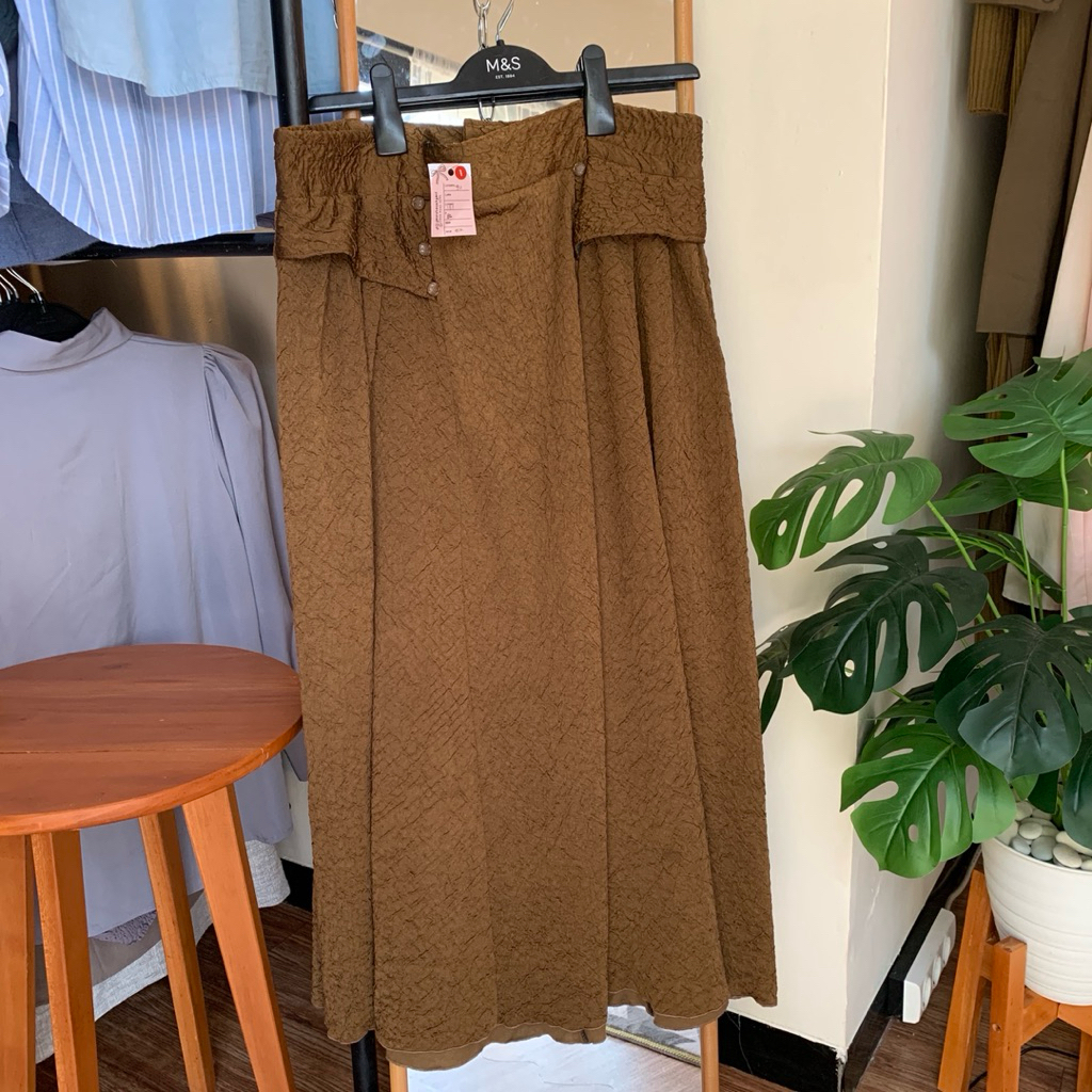 rok bahan crinkle warna coklat