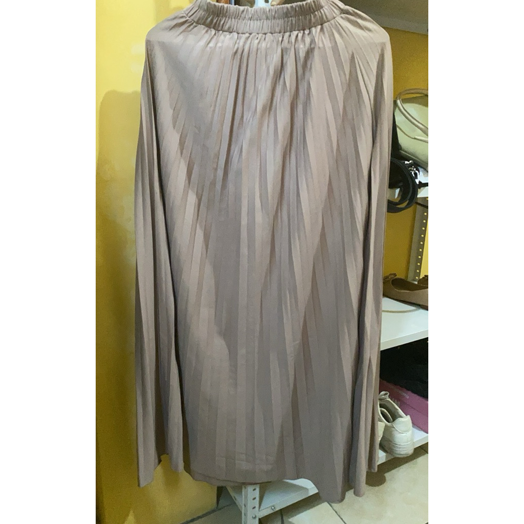 rok plisket warna coklat susu