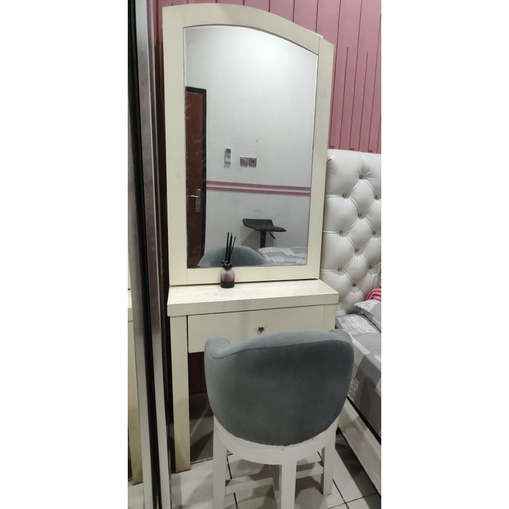 Lemari Meja Rias Kaca dengan Pintu Sliding Preloved