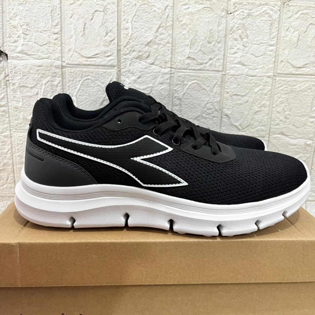 SEPATU DIADORA PRIA DIADORA DIADORA NAKUMI BLACK WHITE SPORTY RUNNING CASUAL SNEAKER COD ORIGINAL MA