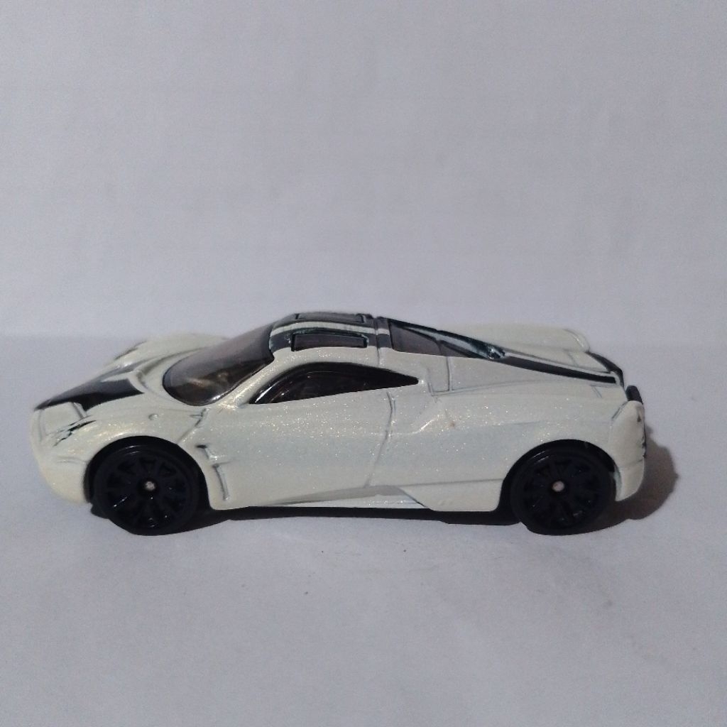 diecast hotwheels loose pagani huayra putih