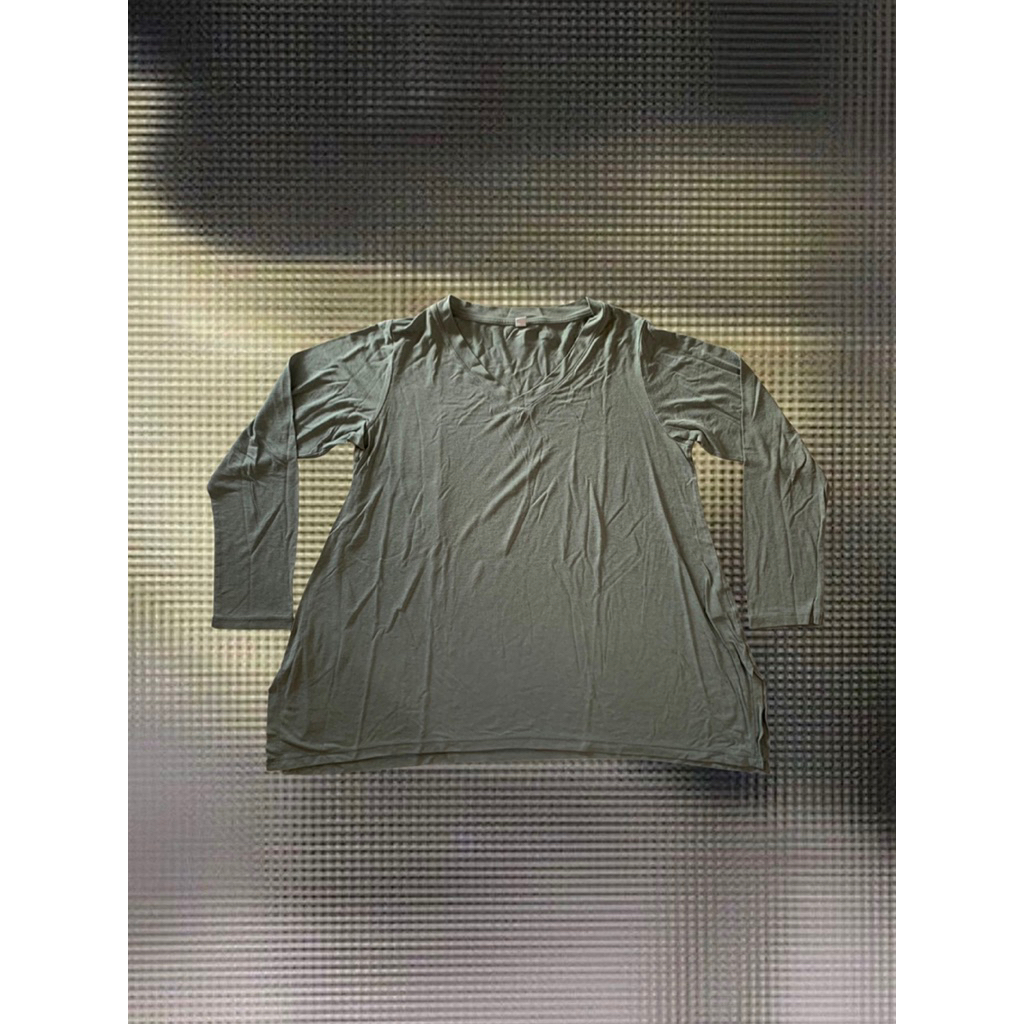 uniqlo atasan kaos wanita hijau sage