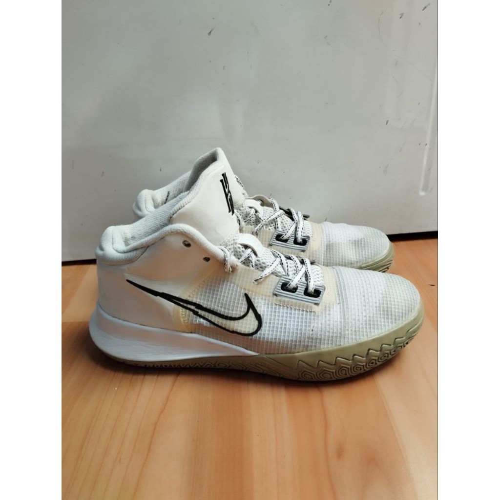 SEPATU BASKET SNEAKERS CASUAL NIKE KYRIE PUTIH SIZE 41 BEKAS PRELOVED