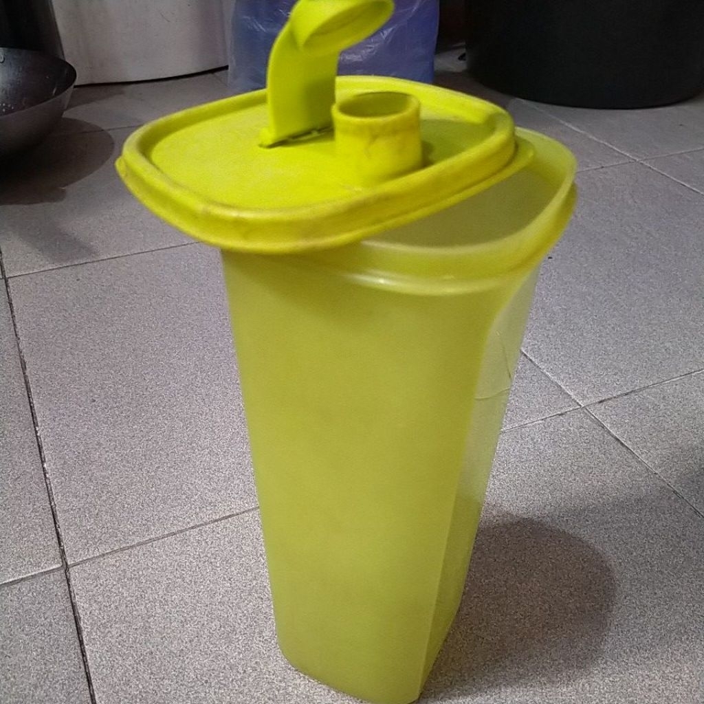 Slim line 2 liter Tupperware