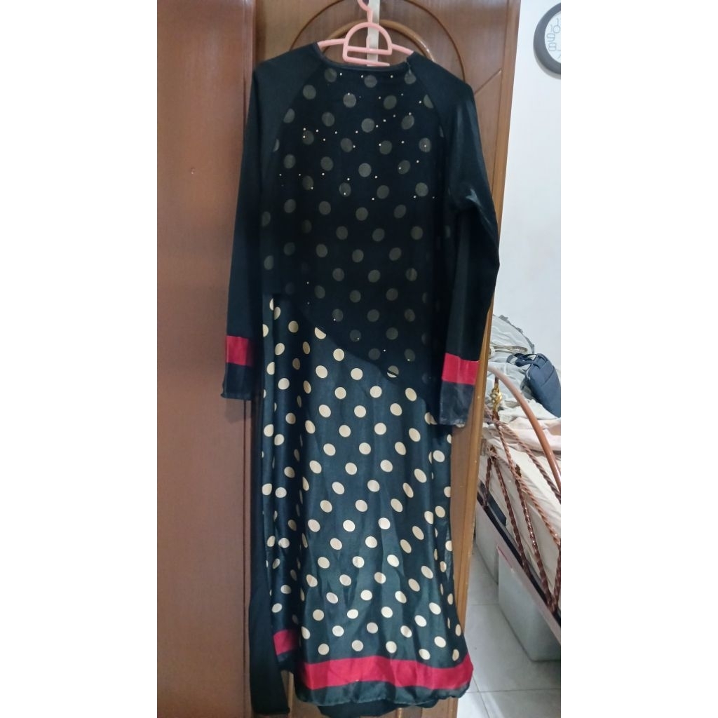 Gamis hitam polkadot