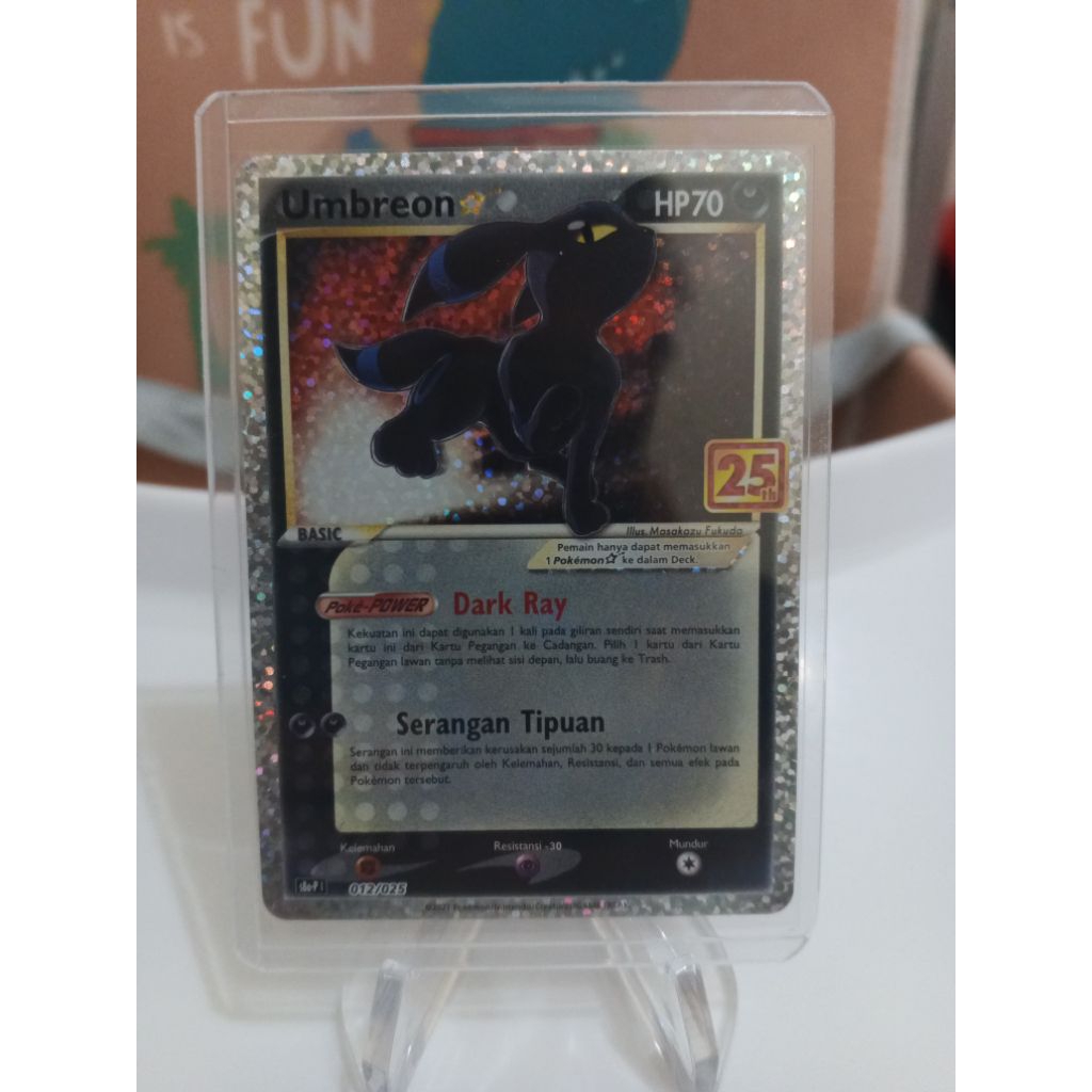 Pokémon TCG Umbreon Gold Star (nomor 012/025) dari set spesial perayaan 25th Anniversary