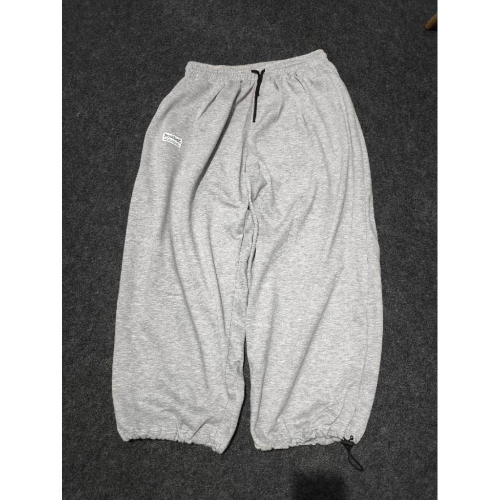 BAGGY SWEATPANTS
