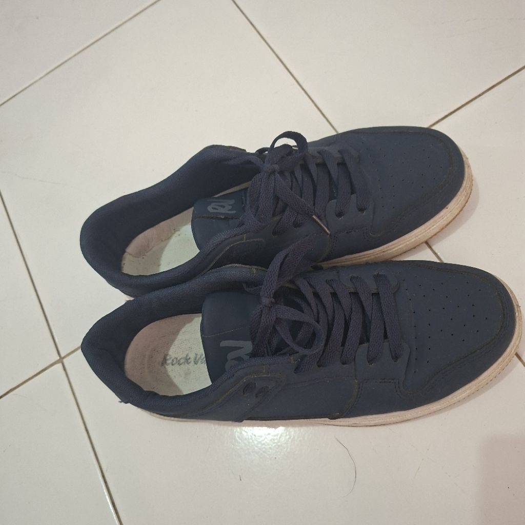 Preloved Sneakers Pria Size 41 Merek Rock Valley