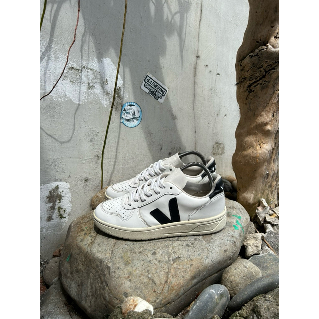 Veja V-10 Black White Leather