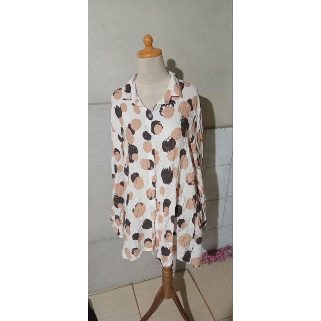 Kemeja Putih Motiv Lingkaran Baju Wanita Bekas Preloved