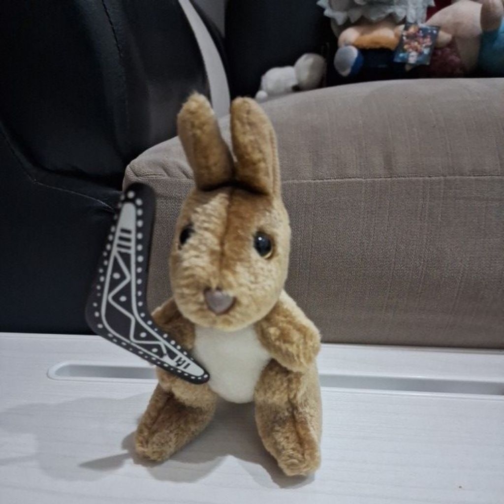 boneka kecil kanguru kangguru australia bawa senjata boomerang