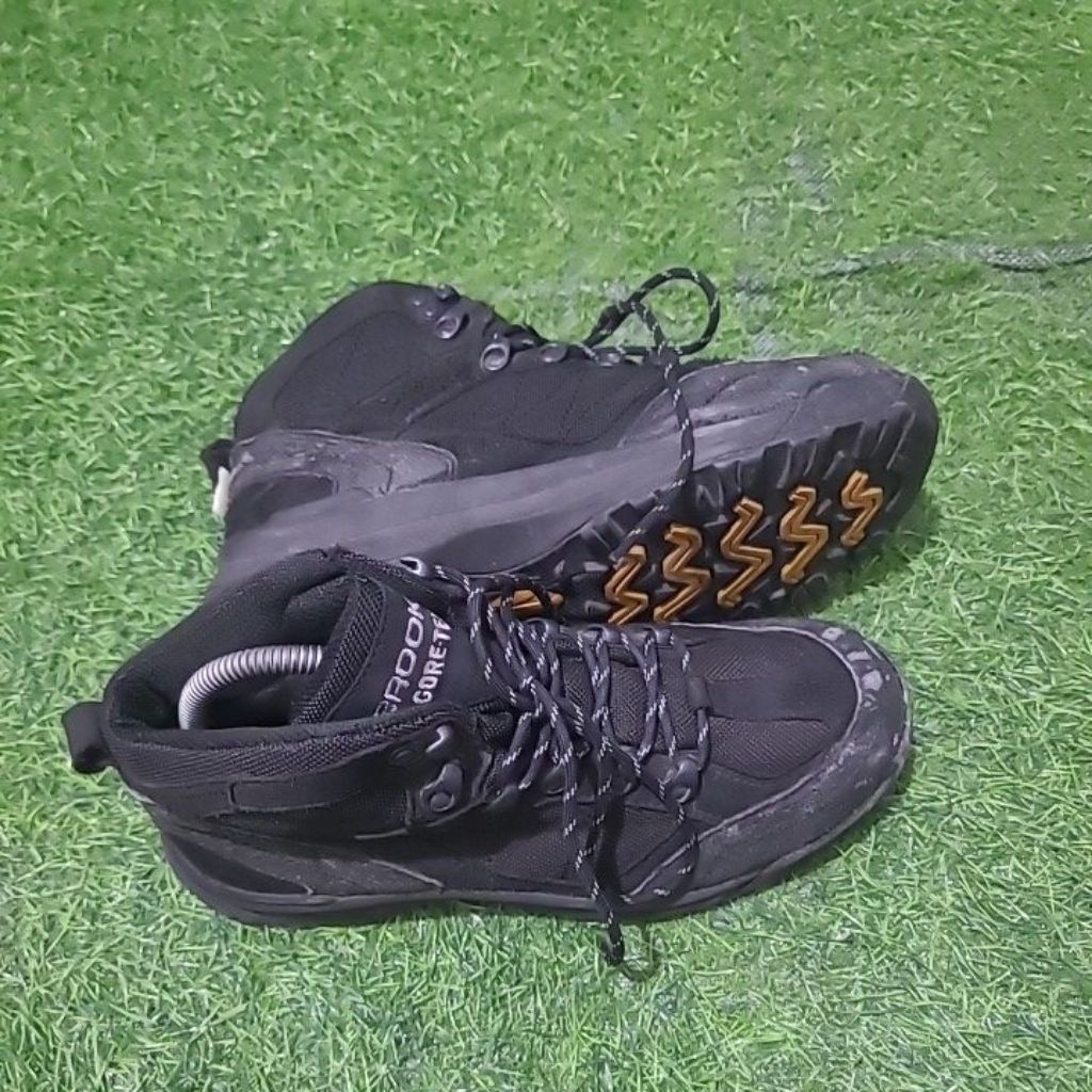 sepatu gunung brooks size 38