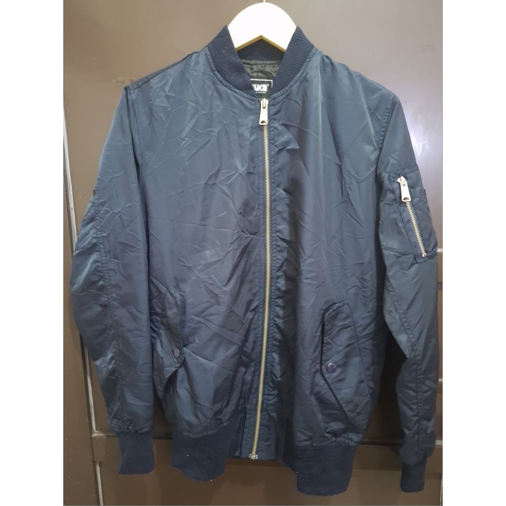 BOMBER JAKET WARNA NAVY BAHAN PARASUT DUA LAYER MEREK FLUKE SIZE L