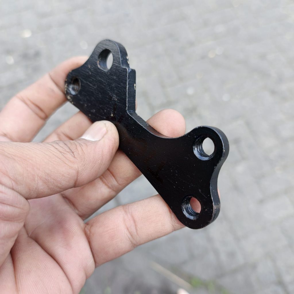 TIGER • BRAKET KALIPER DEPAN HONDA TIGER MEGAPRO