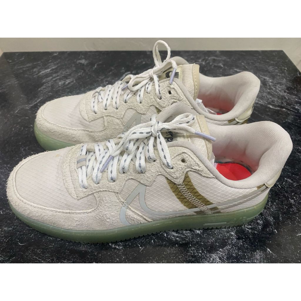 Sepatu Nike Air Force 1 React dengan warna putih dan detail zaitun, Size 42 insole 26 cm, Preloved/S