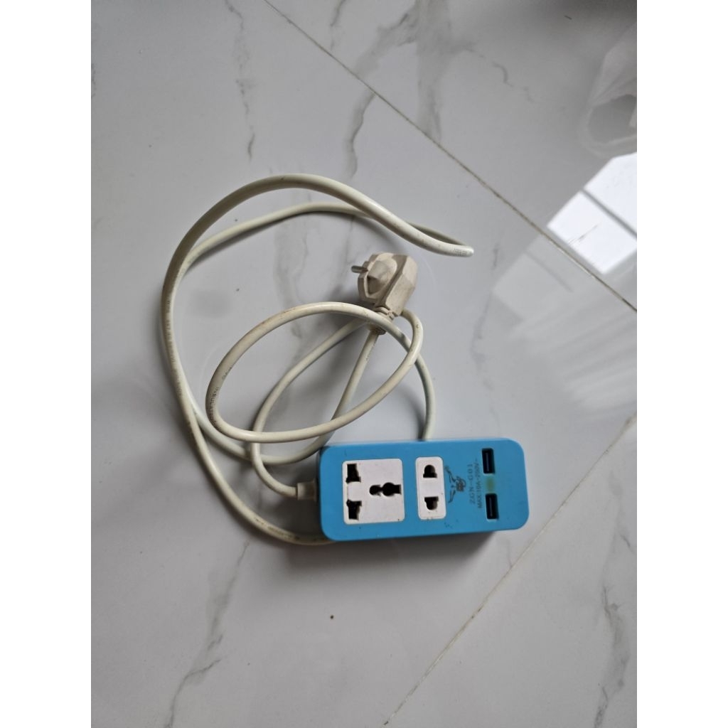 PRELOVED Kabel Colokan + USB