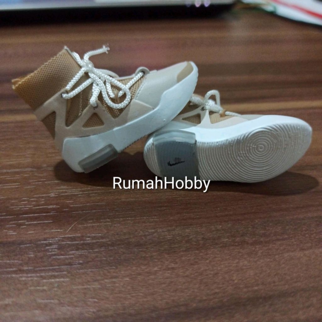 1/6 Sepatu Sneakers Fear Of God Miniature