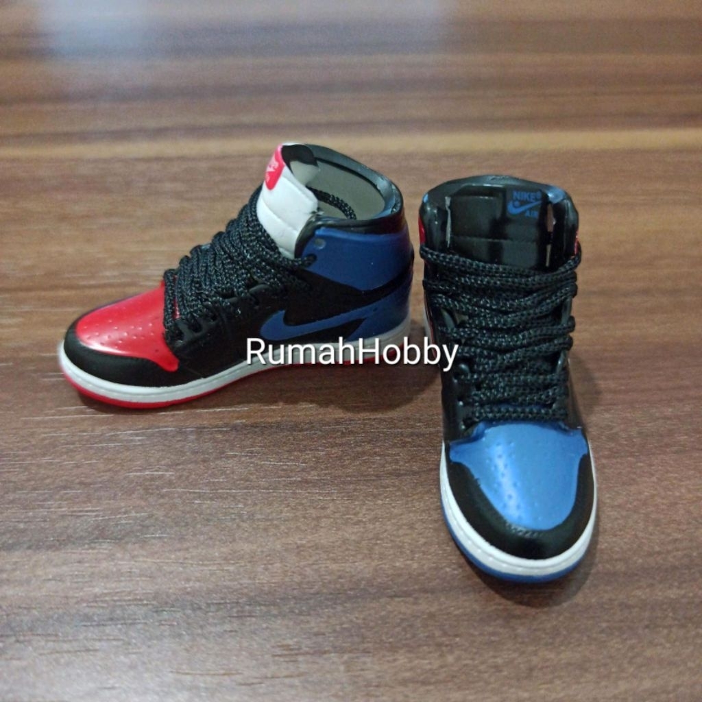 1/6 Sepatu Sneakers AJ1 Rebel Miniature