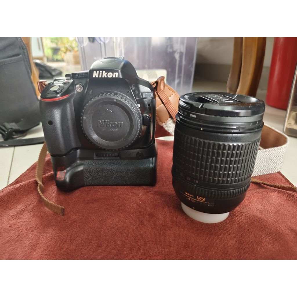 Kamera DSLR Nikon D5300 + Lensa Nikon sapujagat 18-135 no 18-105 fix 50mm 35mm bonus BG dan 2 Batter
