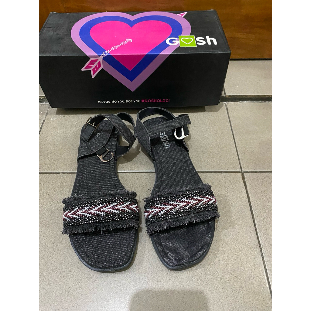 sandal gosh