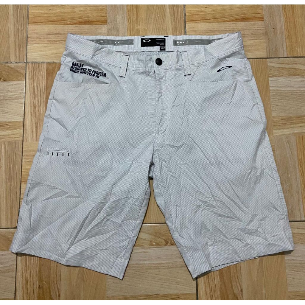 celana pendek golf Oakley