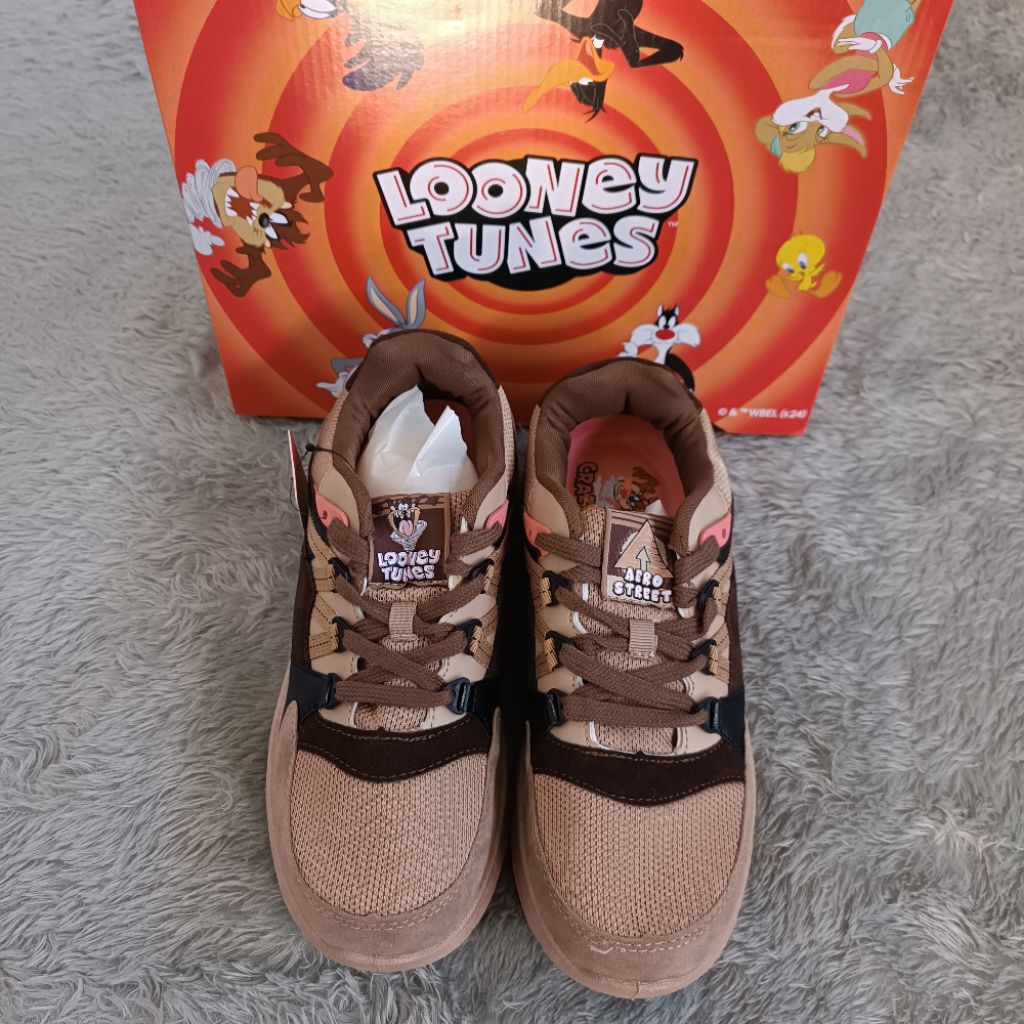 aerostreet x looney tunes