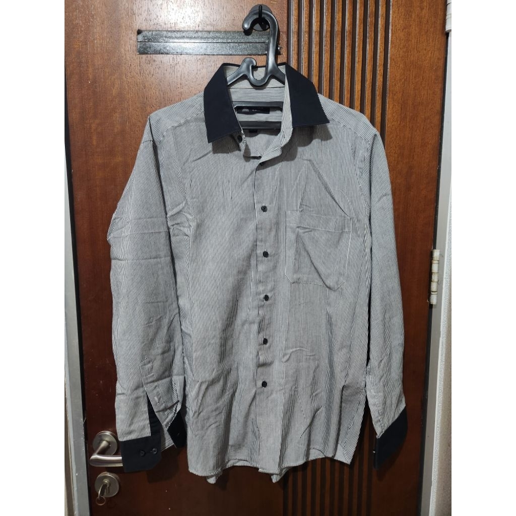 Kemeja Kerja Pria Lengan Panjang Slim Fit garis-garis/stripes hitam putih/black&white merk Alisan Si