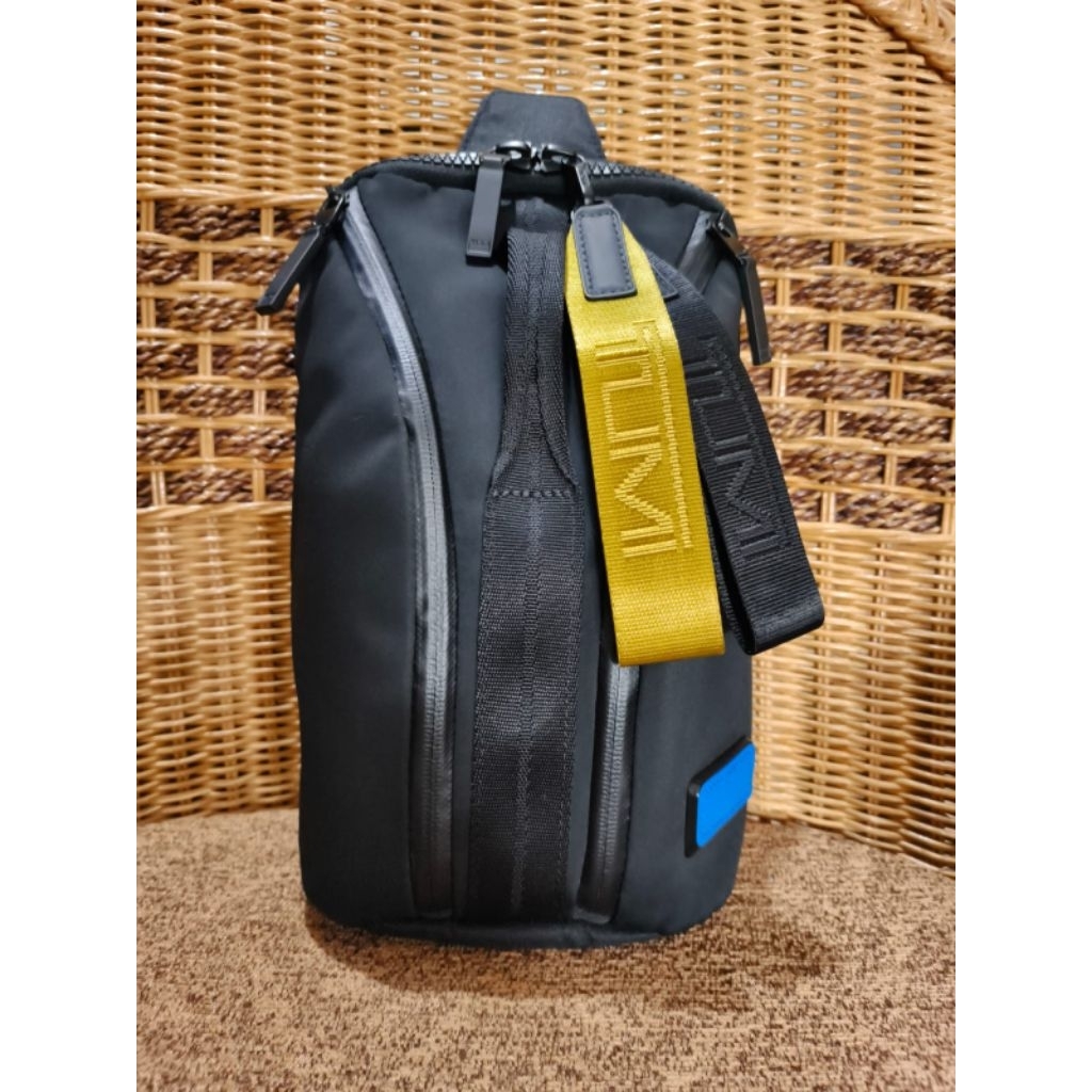 tumi tahoe crosse sling crossbody black