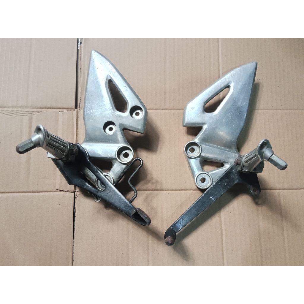 sepasang Footstep step depan Suzuki Gsx 150 Step depan GSX R GSX S original