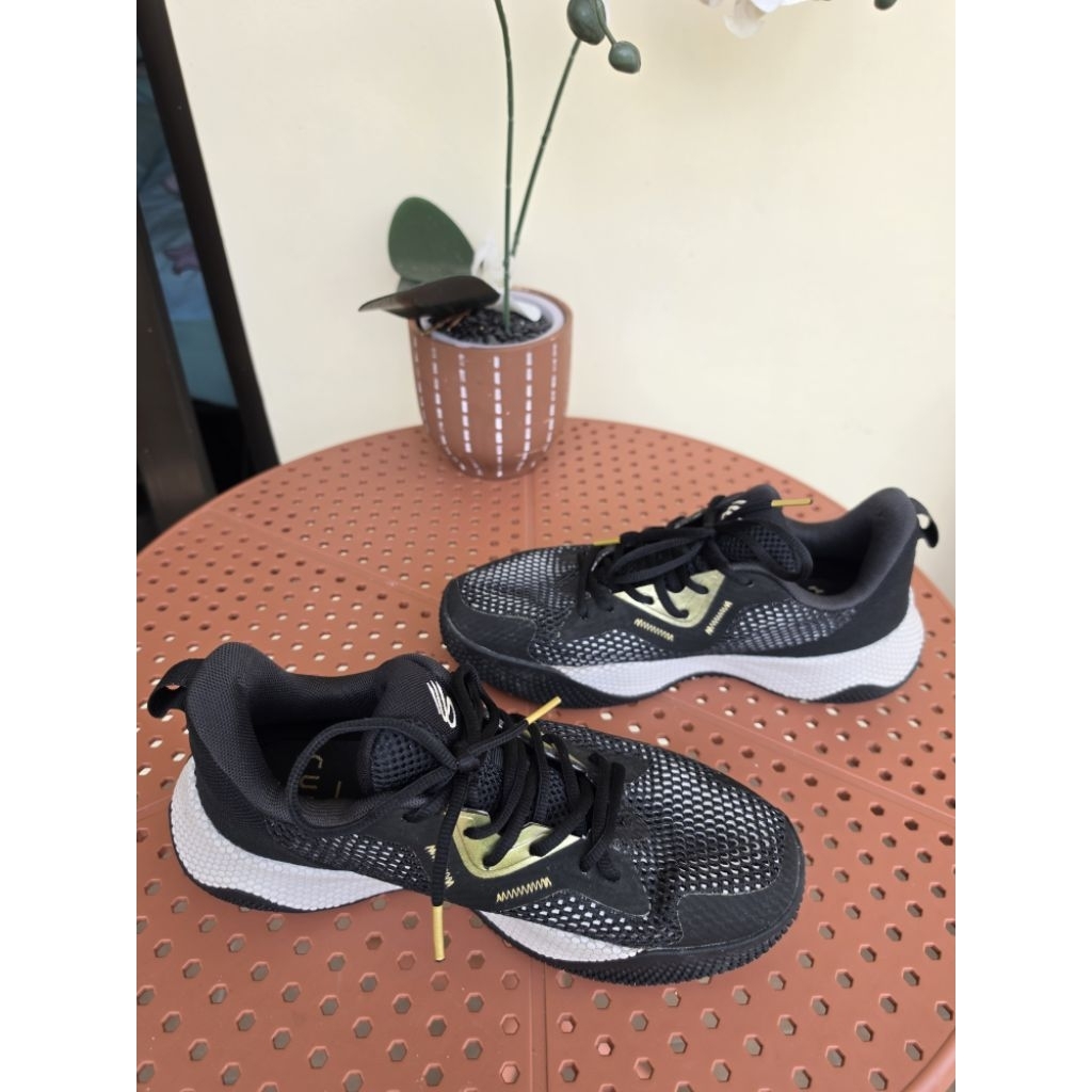 Second Original Sepatu Pria Under Armour Curry Warna Hitam Size 42 Istimewa Siap Pakai harga murah