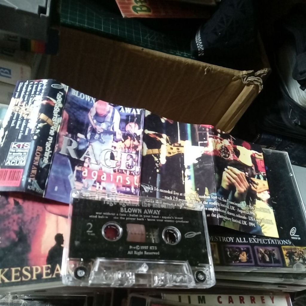 KASET RARE UN OFFICIAL LUAR RAGE AGAINST  THE MACHINE ALBUM BLOW AWAY