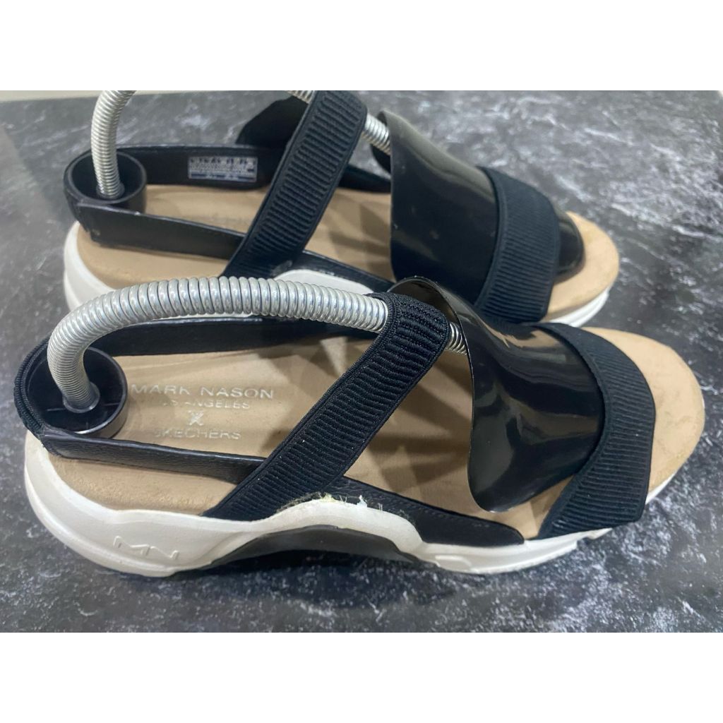 Sandal Wanita Skechers Mark Nason Neo Block berwarna hitam dengan sol putih yang tebal, size 40 inso