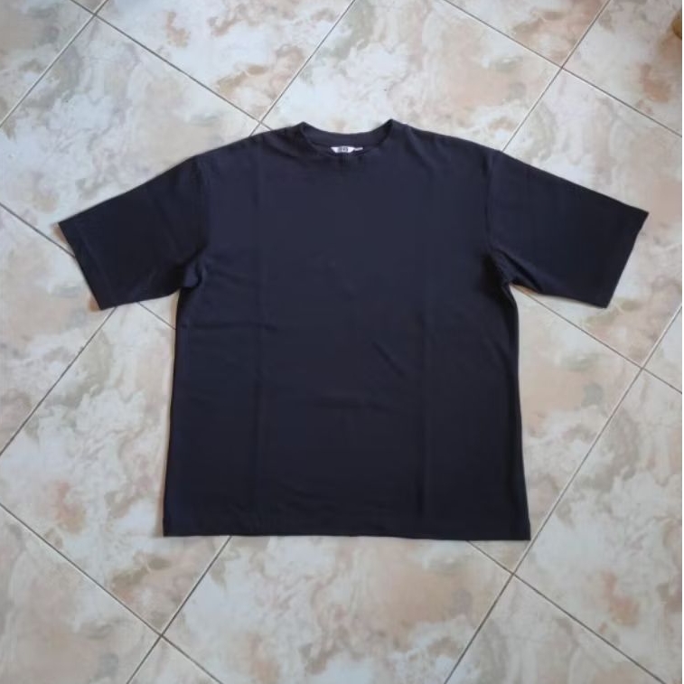 Kaos Uniqlo U Airism Oversized Hitam