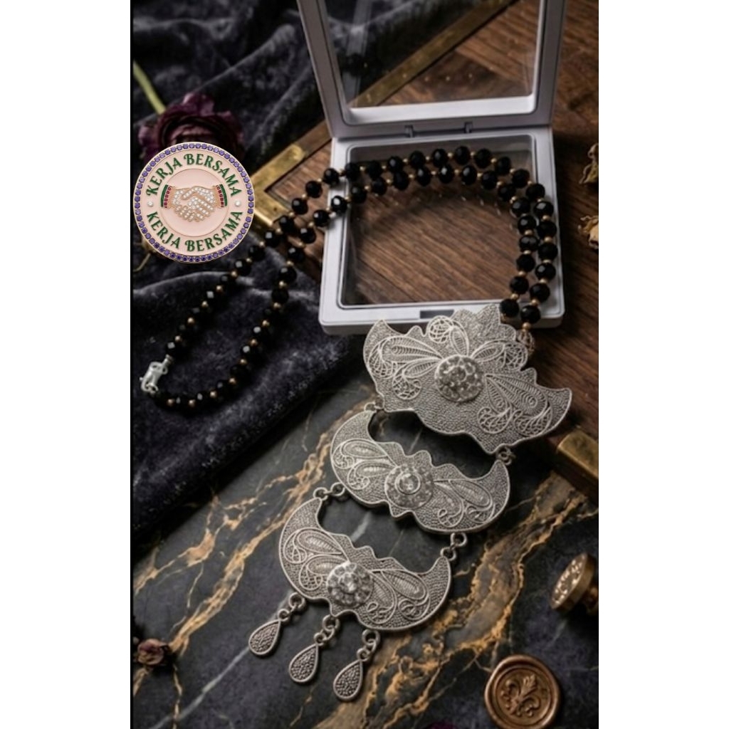 Kalung etnik batu kristal dengan liontin